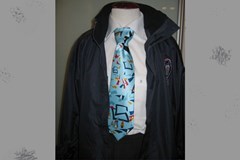 Vindbreaker med skjorte og slips